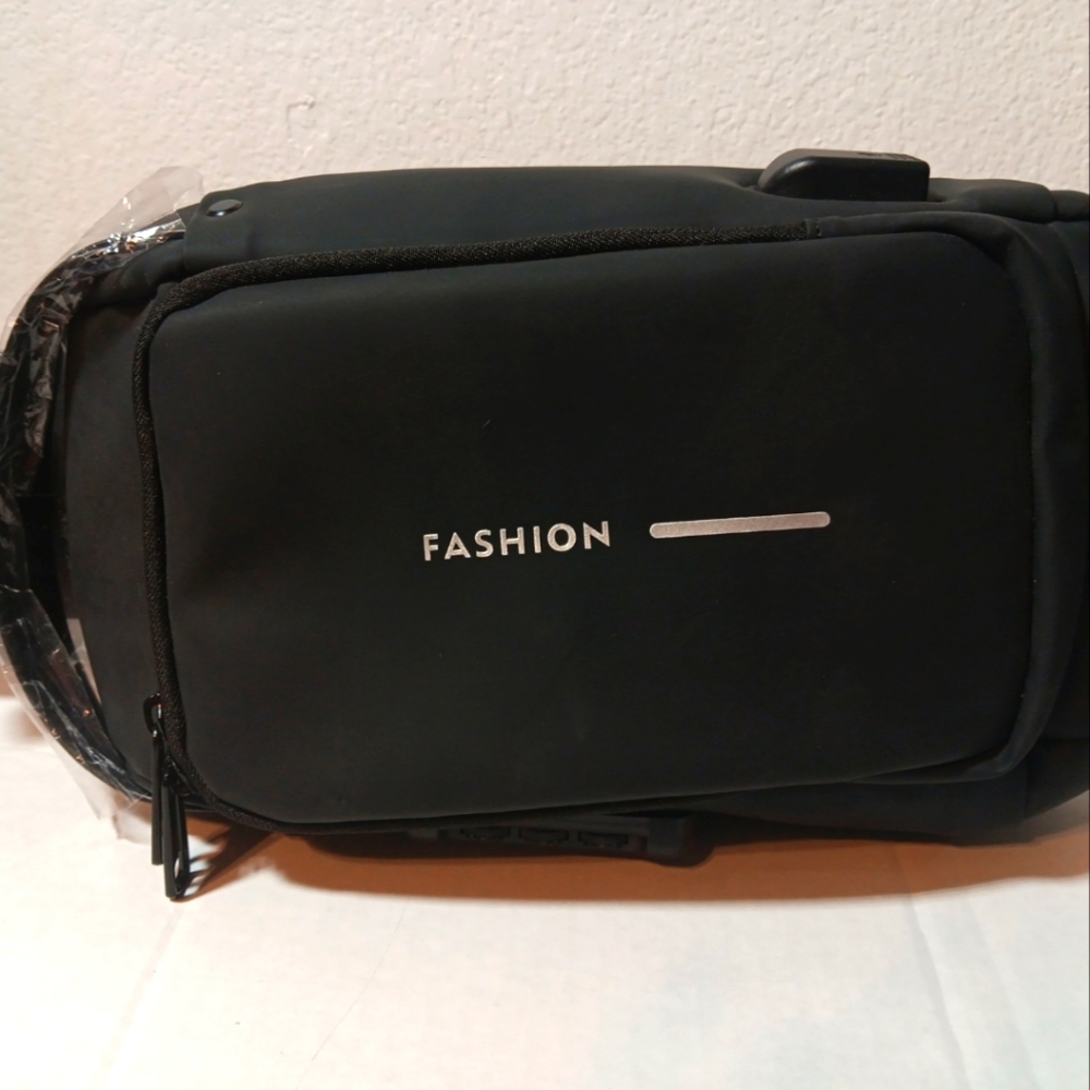 Fashion Shoulder Bag for Men Waterproof USB Crossbody Bag Anti-Theft Chest Bag